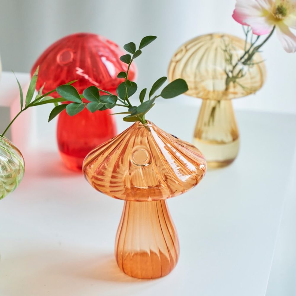 Levendige glazen vazen met paddenstoelen