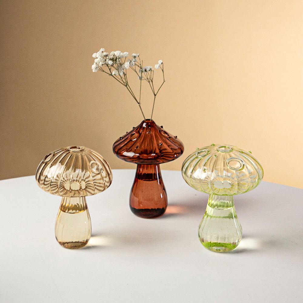 Levendige glazen vazen met paddenstoelen