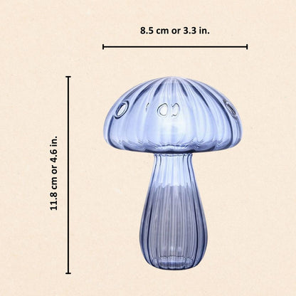 Levendige glazen vazen met paddenstoelen