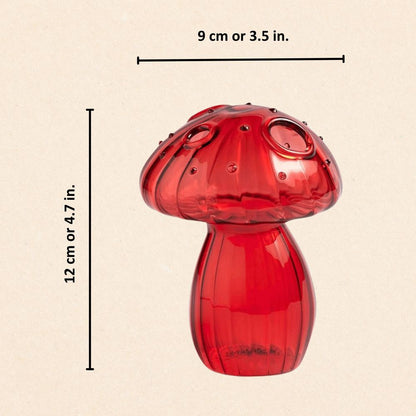 Levendige glazen vazen met paddenstoelen