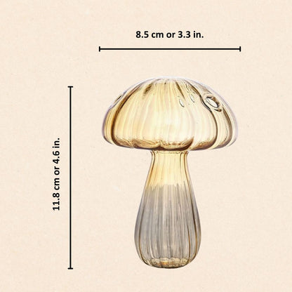 Levendige glazen vazen met paddenstoelen