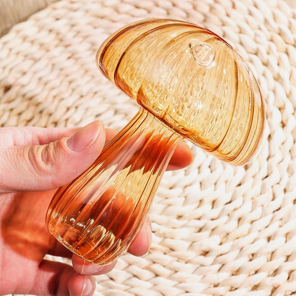 Levendige glazen vazen met paddenstoelen