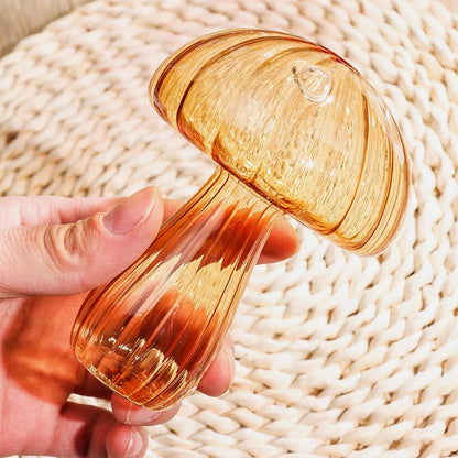 Levendige glazen vazen met paddenstoelen