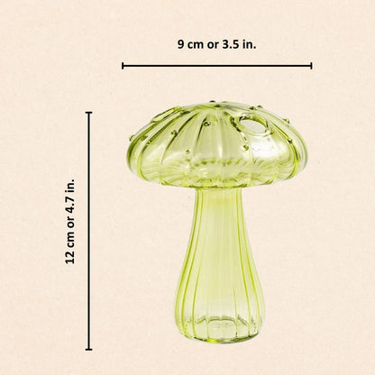 Levendige glazen vazen met paddenstoelen