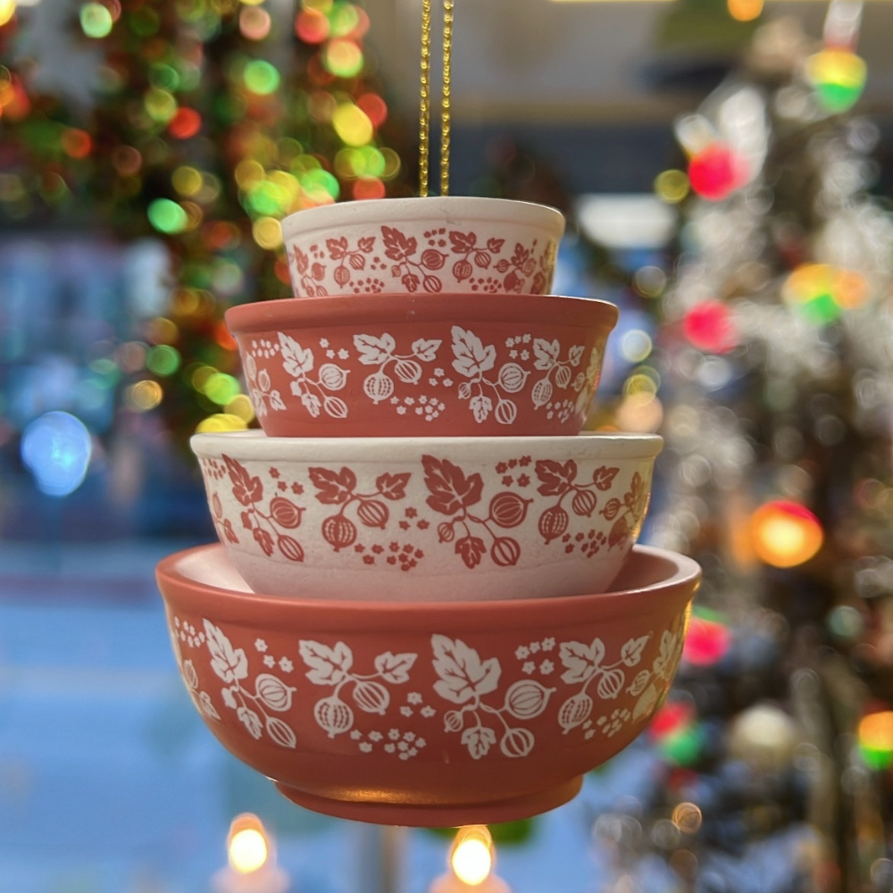 Ornament met gestapelde miniatuurkommetjes