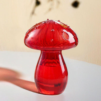 Levendige glazen vazen met paddenstoelen