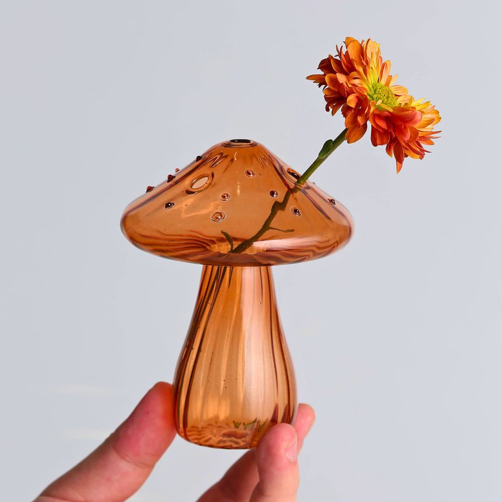 Levendige glazen vazen met paddenstoelen