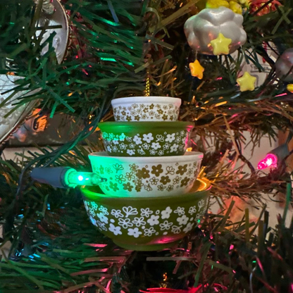 Ornament met gestapelde miniatuurkommetjes