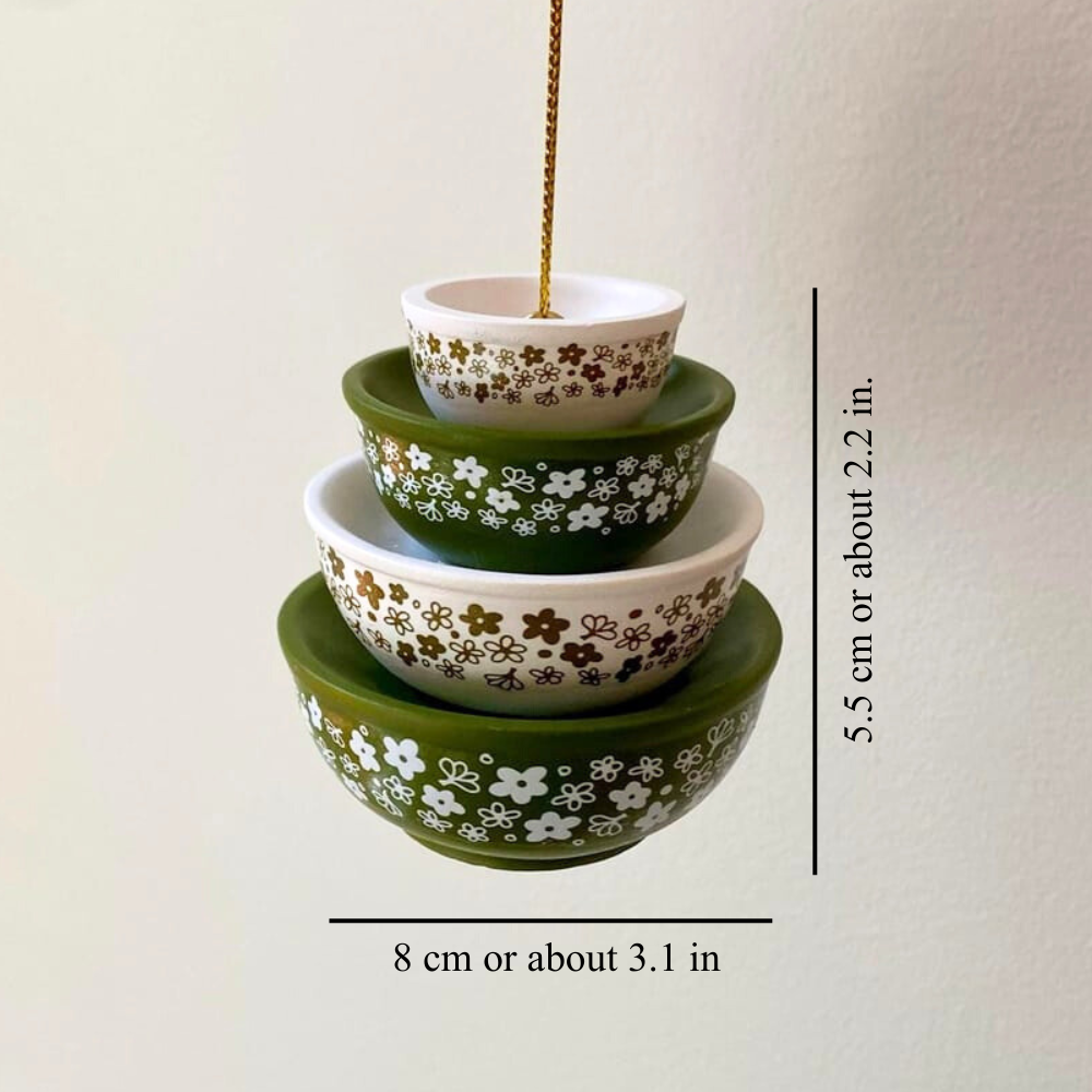 Ornament met gestapelde miniatuurkommetjes