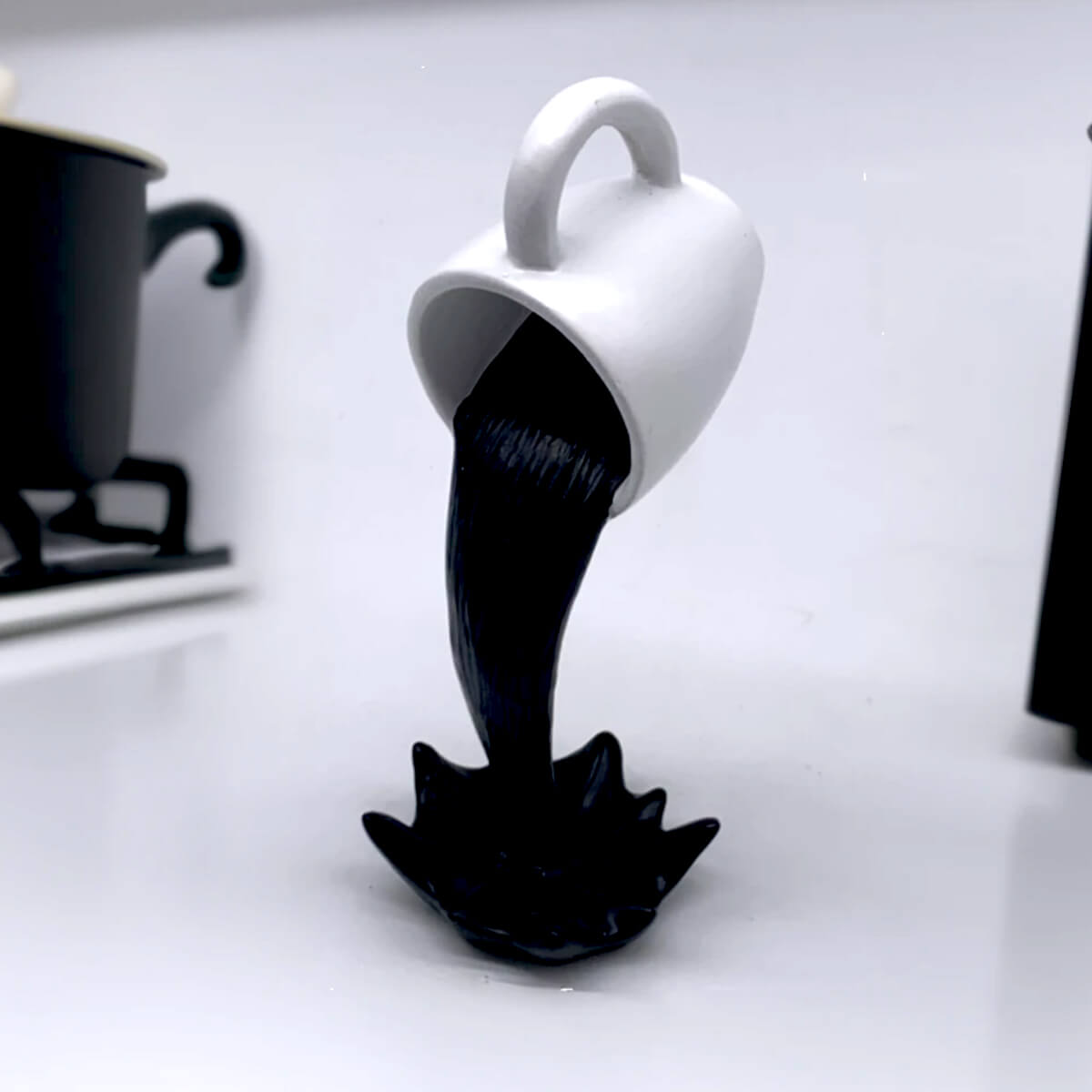 Zwevende morsende koffiekop