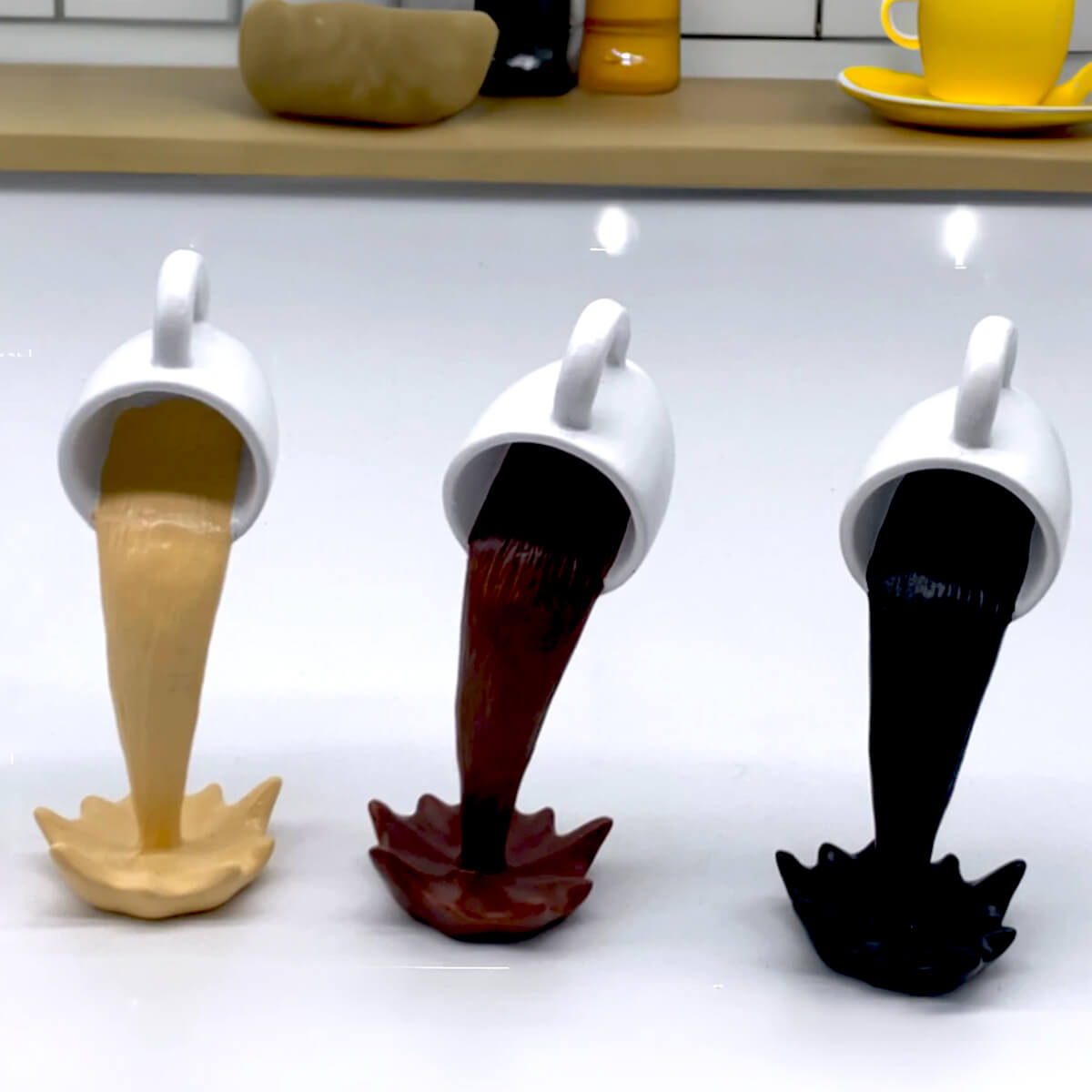 Zwevende morsende koffiekop
