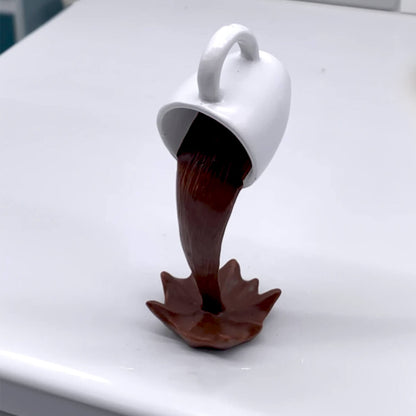 Zwevende morsende koffiekop