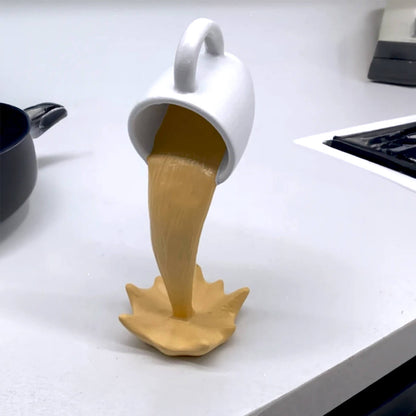 Zwevende morsende koffiekop